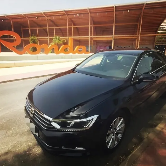 coche negro en ronda